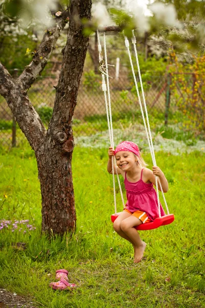 Bambina con altalena . — Foto Stock