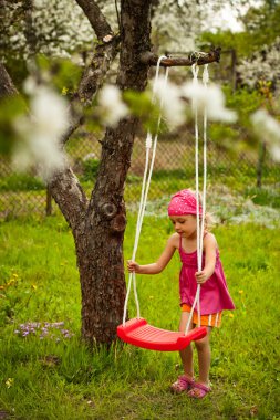 swing ile küçük kız.