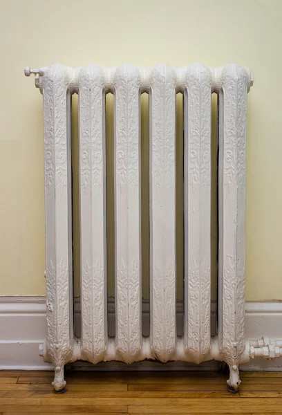Radiador de calor antigo — Fotografia de Stock
