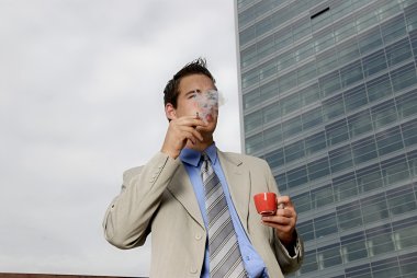 İş adamı kahve içiyor.