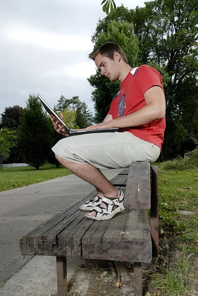 Mladý muž se zápisníkem — Stock fotografie