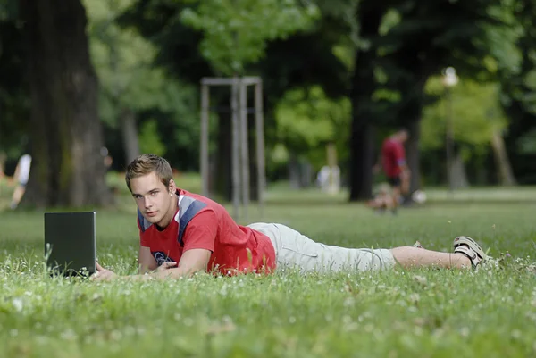 Joven con cuaderno — Foto de Stock