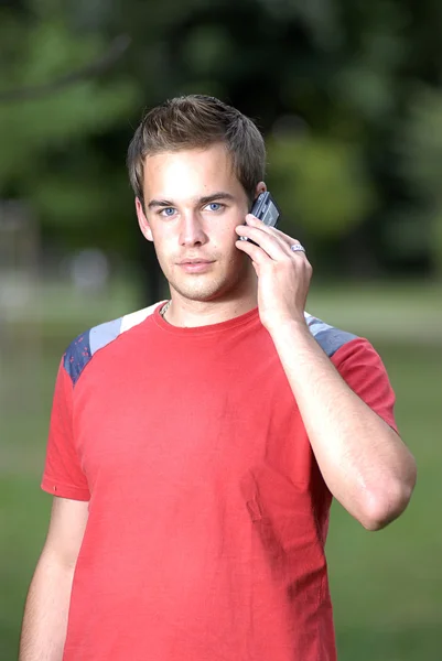 若い男は電話で話している — ストック写真