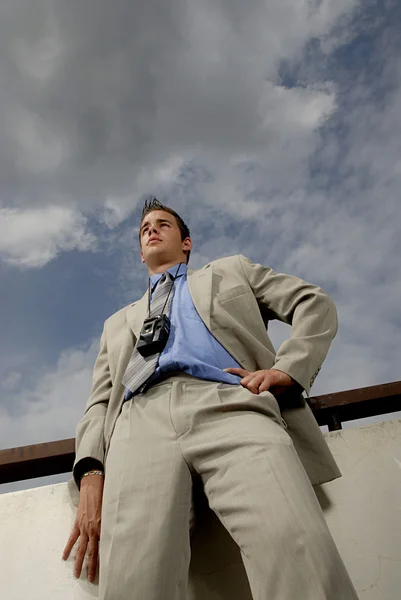 Jeune homme d'affaires avec caméra — Photo