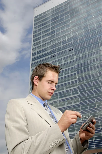Joven empresario con PDA — Foto de Stock