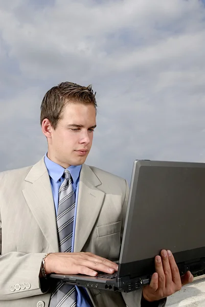 Jonge zakenman met laptop — Stockfoto
