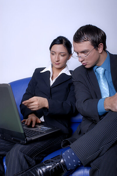 Молодая пара с ноутбуком
