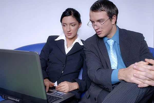 Casal jovem com laptop — Fotografia de Stock