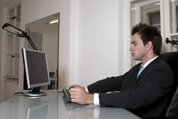 Man in office — Stockfoto