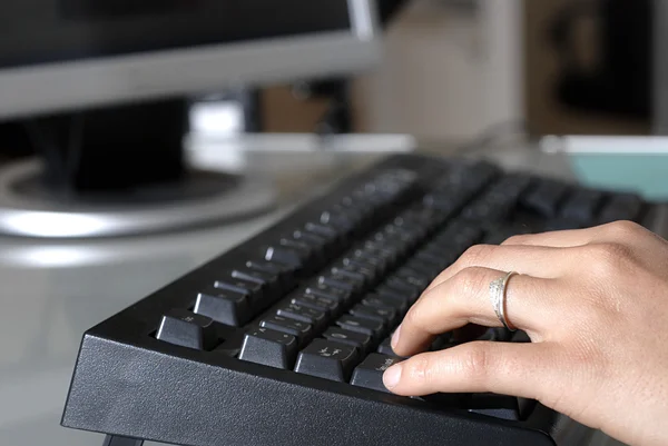 Žena, psaní na klávesnici — Stock fotografie