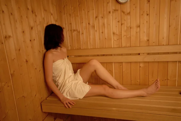 Mädchen in der Sauna — Stockfoto