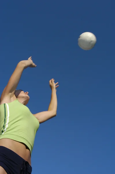 Jogar voleibol — Fotografia de Stock