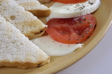 Mozarella, domates ve tost