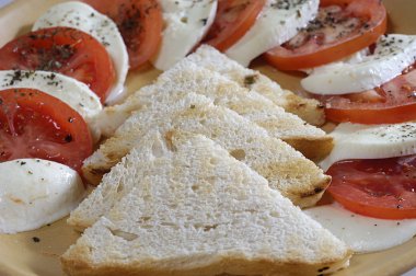 Mozarella, domates ve tost