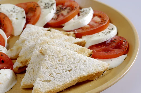 Mozarella, domates ve tost