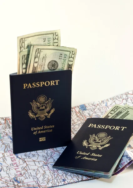 Reisepässe mit Karte und Geld Stockbild