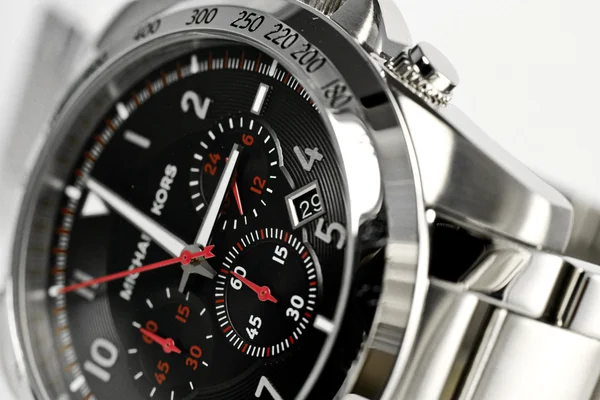 Stříbrné hodinky na bílém pozadí — Stock fotografie