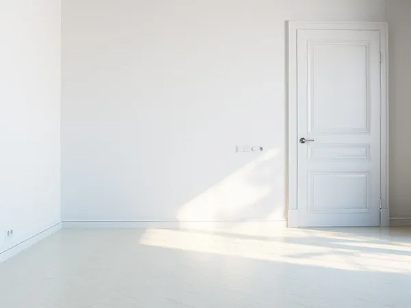 Intérieur blanc vide avec porte blanche et lumière du soleil — Photo