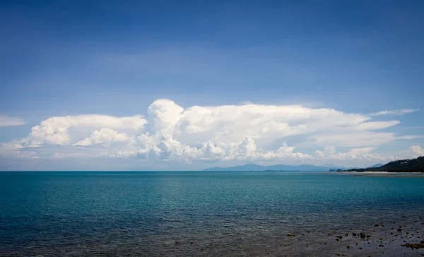 Velké mraky a moře — Stock fotografie