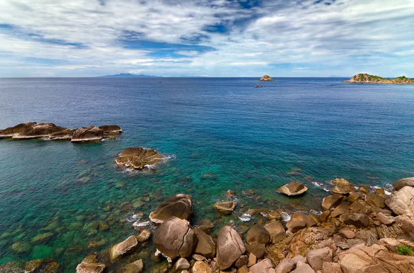 Costa de piedra e islas pequeñas — Foto de Stock
