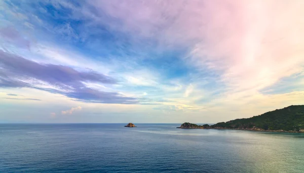 Pequeña isla y cielo colorido Imágenes De Stock Sin Royalties Gratis