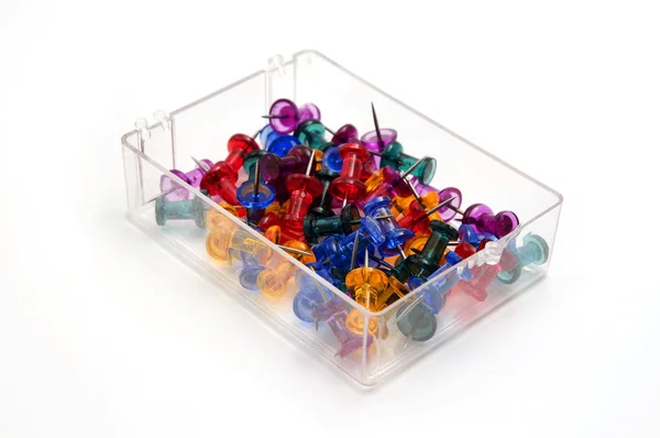 Plastik bir kutu içinde renkli itme pimleri — Stok fotoğraf