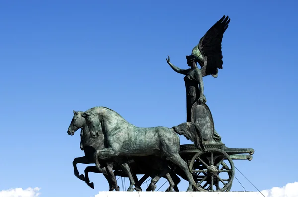 Standbeeld van de godin victoria rijden op quadriga — Stockfoto