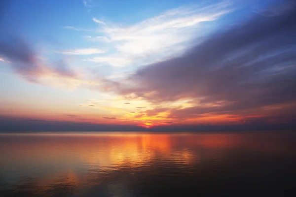 Sonnenuntergang auf See lizenzfreie Stockfotos