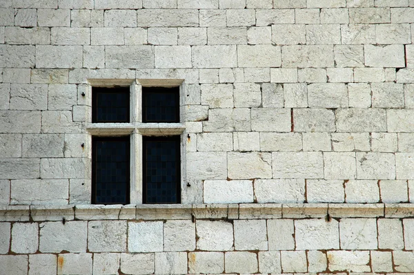 Pencereli taş duvar