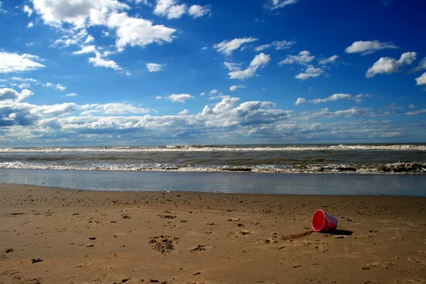 Secchio in spiaggia — Foto Stock