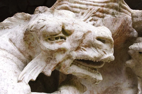 ドラゴンの彫刻ヘッド — ストック写真