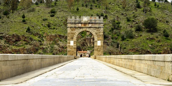 Arco triunfal em uma ponte romana — Fotografia de Stock
