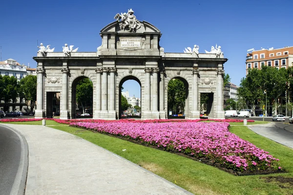 Puerta de Alcalá (Alcala Gate) in Madrid, Spain — стокове фото