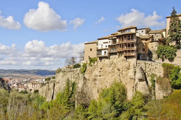Pendurado casas de Cuenca no topo de um penhasco, Espanha — Fotografia de Stock
