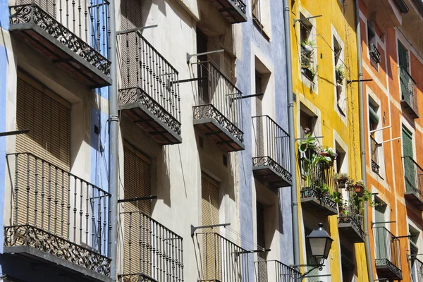 Fachadas de colores en Cuenca, España — Foto de Stock