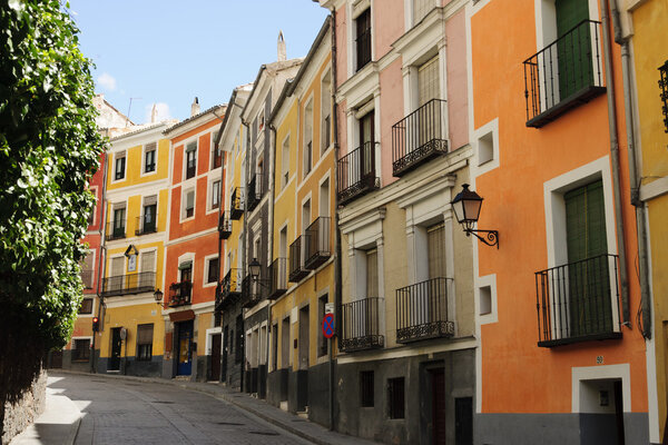 Красочные дома на улицах Куэнка, Испания
