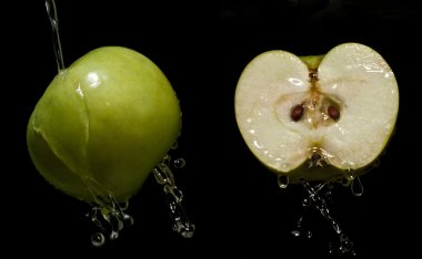 Su damlacıkları ile elma