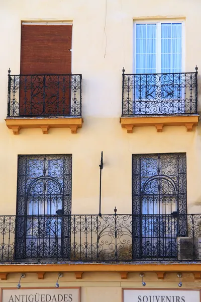 Окна в центре Севильи — стоковое фото