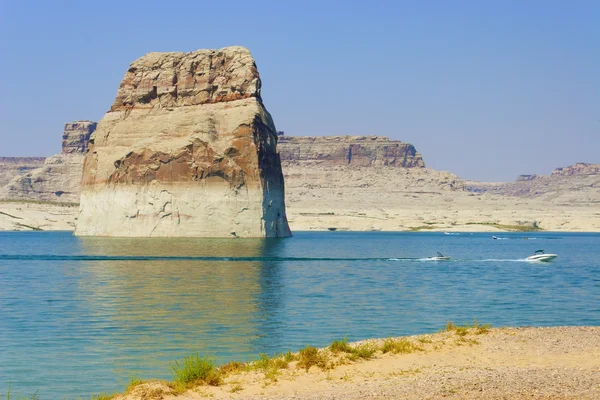 Osamělá skála v lake powell, stránky, arizona — Stock fotografie