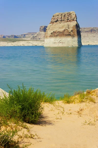 Одинокий Рок в озере Пауэлл, штат Аризона — стоковое фото