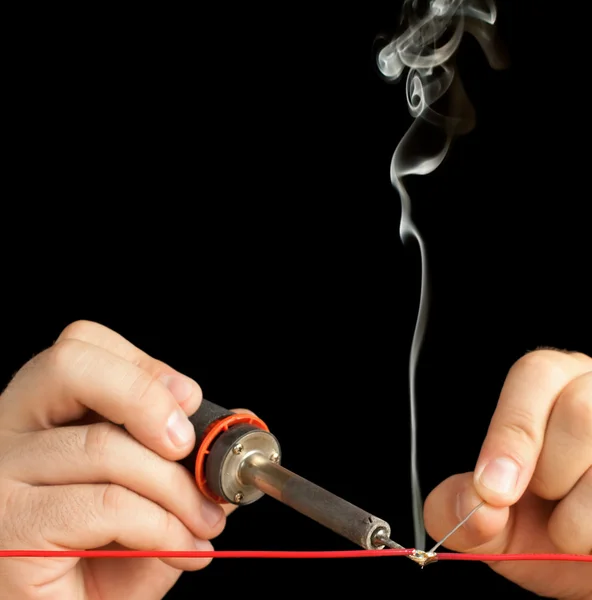 Technika lepení dva dráty s pájecí spoj. — Stock fotografie