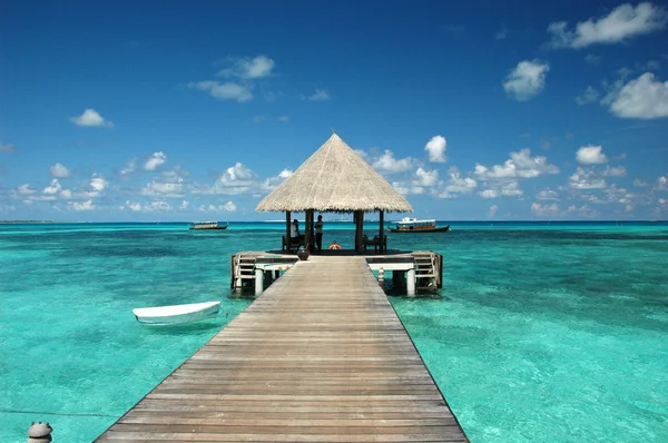 Muelle con pabellón en Maldivas — Foto de Stock