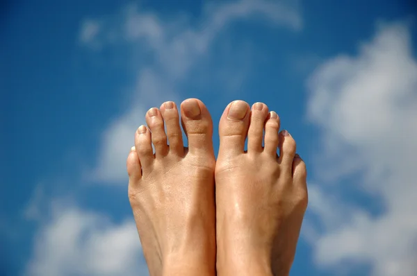 Kadın ayakları ve gökyüzü Stok Fotoğraf