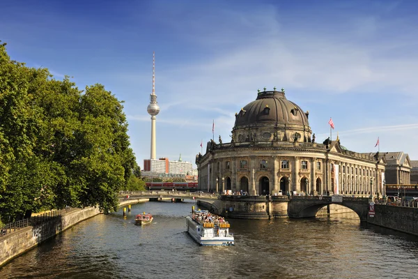 Bode museum auf der Museumsinsel mit fernsehturm im hintergrund, berlin — Stockfoto