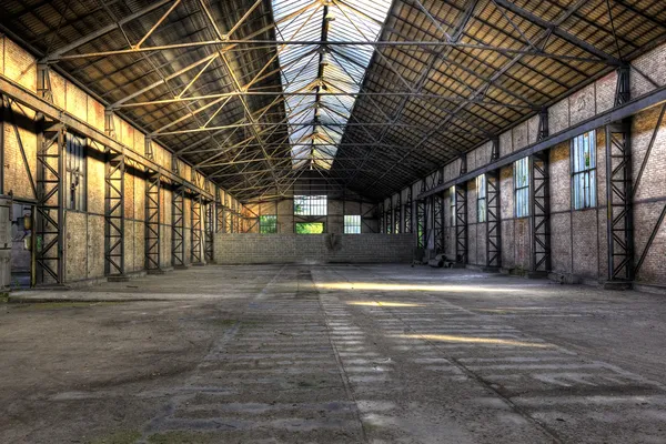 Старый пустой склад — стоковое фото