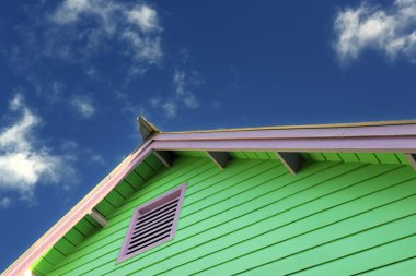 Valilik tipik Karayipler parlak renklerde boyanmış ev