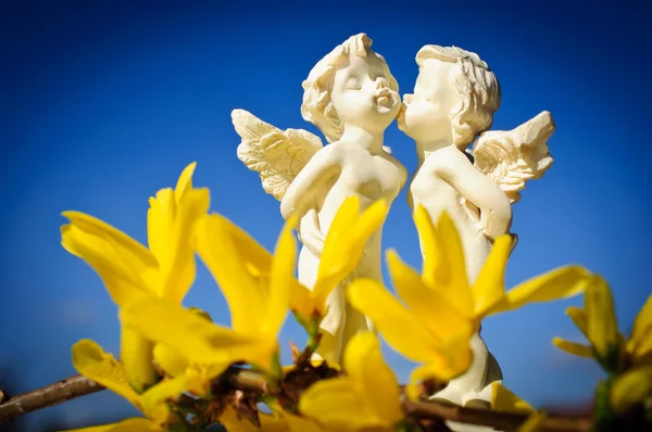 ブルースカイ背景上の天使のキス — ストック写真