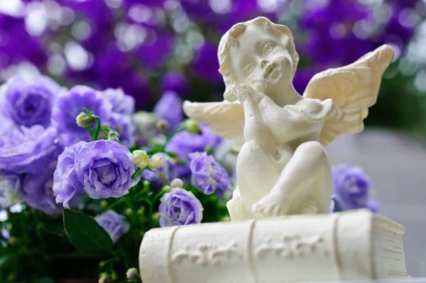 花园里的天使 — 图库照片