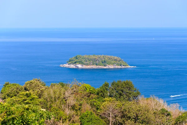 Остров Ко Пу с Карон Вью Поинт Пхукет — стоковое фото