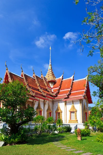 Čtyři křídla thajského chrámu wat chalong, phuket — Stock fotografie